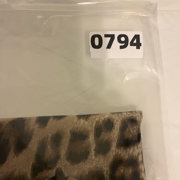 Vivianne  Rose leopard print top medium - Picture 9 of 9